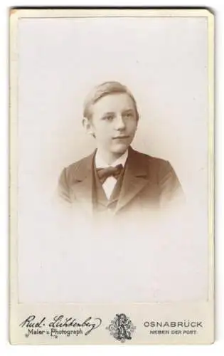 Fotografie Rud. Lichtenberg, Osnabrück, Portrait Junge mit Krawatte