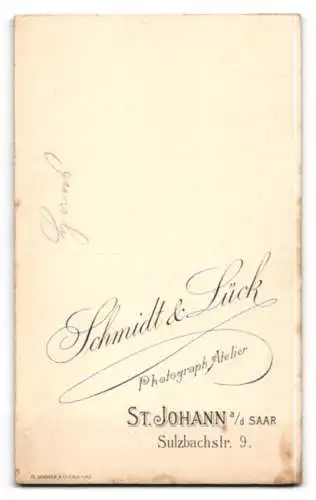 Fotografie Schmidt & Lück, St. Johann a. d. Saar, Sulzbachstr. 9, Niedliches Kind mit Kleid und Gürtel