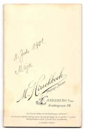 Fotografie M. Hirschbeck, Landsberg a. Lech, Brudergasse 216, Niedliches Kleinkind auf Fell