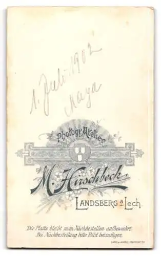 Fotografie M. Hirschbeck, Landsberg a. Lech, Niedliches Kind in weissem Kleid und Stiefeln