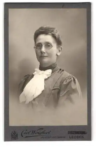 Fotografie Carl Weighart, Leoben, Stadt Josefee 187, Portrait elegante Dame mit Brille und Schleife