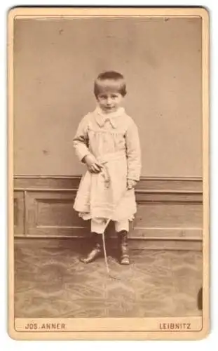Fotografie Josef Anner, Leibnitz, Schmidgasse 119, Niedliches Kind in Lederstiefeln
