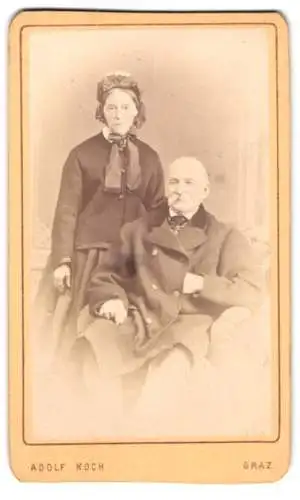 Fotografie Adolf Koch, Graz, Sackstrasse 31, Elegantes Paar mit Sessel