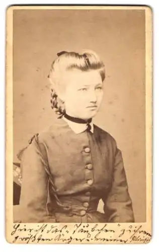 Fotografie Carl Fischer, Fulda, Friedrichs-Str. 24, Elegante junge Dame in tailliertem Kleid und Zopffrisur