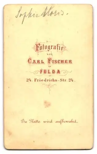 Fotografie Carl Fischer, Fulda, Friedrichs-Str. 24, Elegante junge Dame in tailliertem Kleid und Zopffrisur