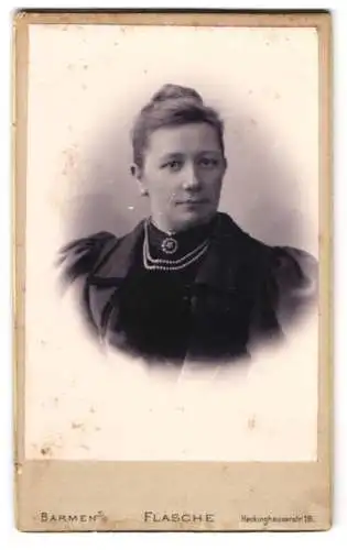 Fotografie Emil Flasche, Barmen, Heckinghauser-Str. 19, Portrait elegante Dame mit Perlenkette