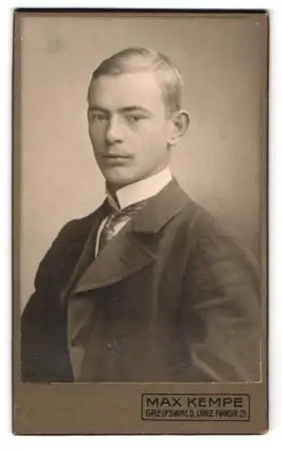 Fotografie Max Kempe, Greifswald, Lange Fuhrstr. 25, Eleganter junger Mann mit Krawatte