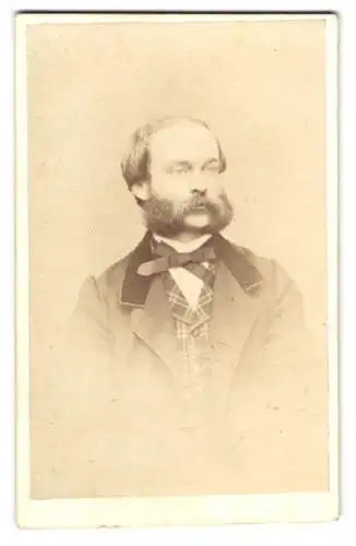 Fotografie Ch. Kusian, Strasbourg, Place Kleber, Portrait Charles Witz mit Backenbart