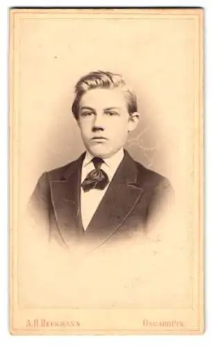 Fotografie A. H. Heckmann, Osnabrück, Johannes-Str. 68, Portrait Wilhelm Hoon in schlichtem Anzug