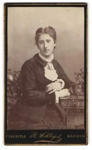 Fotografie R. Schlegel, Elberfeld, Portrait Paula im Kleid mit Rüschenkragen