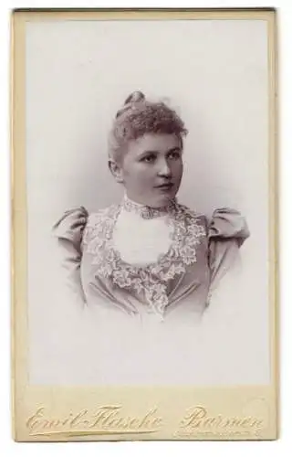 Fotografie Emil Flasche, Barmen, Heckinghauser-Str. 19, Portrait Helena mit Hochsteckfrisur u. Blumenkragen