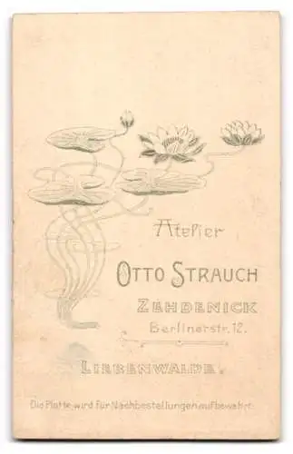 Fotografie Otto Strauch, Zehdenick, Berlinerstr. 12, Portrait Erich Rusch mit Schnauzer im Anzug
