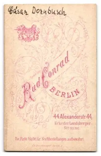 Fotografie Rud. Conrad, Berlin, Alexanderstr. 44, Portrait Herr Dornbusch im schlichten Anzug