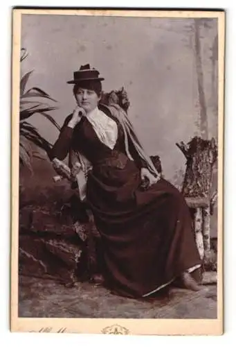 Fotografie Albert Maurer, Interlaken, Rue de la Poste, Portrait Martha mit Hut in tailliertem Kleid
