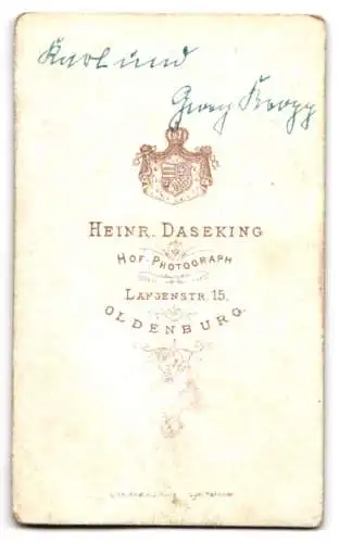 Fotografie Heinr. Daseking, Oldenburg, Langenstr. 15, Portrait Brüder in Anzügen mit Fliege