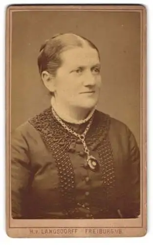 Fotografie H. v. Langsdorff, Freiburg i. B., Portrait Anna Maria Schaich mit Flechtfrisur u. Halskette