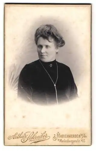 Fotografie Arthur Schreiber, Marienwerder w. Pr., Marienburgerstr. 47, Portrait Dame mit Hochsteckfrisur in Samtkleid