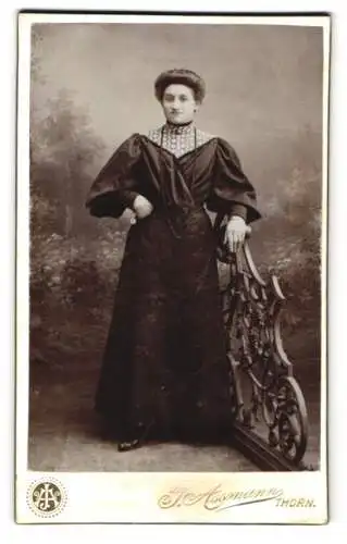 Fotografie I. Assmann, Thorn, Brückenstr. 15, Portrait Hübsche Bürgerliche in elegantem Kleid