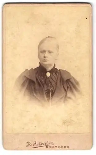 Fotografie R. Schreiber, Bromberg, Danziger-Str. 162, Portrait Agnes in Rüschenkleid mit Kragenbrosche