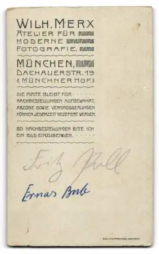 Fotografie Wilhelm Merx, München, Dachauerstr. 19, Portrait Ernas nackt auf Tierfell