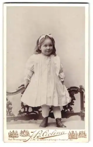 Fotografie J. B. Ciolina, Frankfurt a. M., Opernplatz 2a, Portrait Mariechen Hertrich mit Haarschleife im Kleid