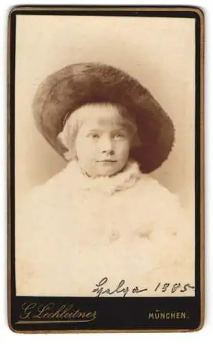 Fotografie G. Lechleitner, München, Amalienstr. 6, Portrait Blondes Kind mit kurzem Haar u. Fellhut