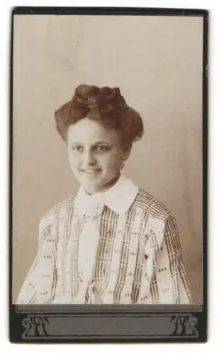 Fotografie unbekannter Fotograf und Ort, Portrait Irma Preuss mit Flechtfrisur in Bluse