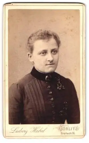 Fotografie Ludwig Habel, Görlitz, Breitestr. 16, Portrait Selma mit Kragenbrosche