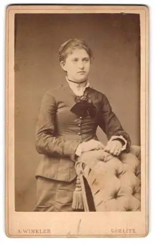 Fotografie Adolph Winkler, Görlitz, Bismarck-Str. 18, Portrait junge Bürgerliche in tailliertem Kleid