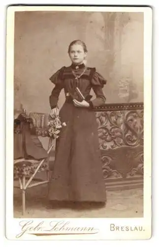 Fotografie Gebr. Lehmann, Breslau, Neue Schweidnitzerstr. 15, Portrait Hübsche Bürgertochter in tailliertem Kleid