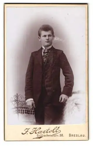 Fotografie J. Hartelt, Breslau, Gräbschenerstr. 36, Portrait junger Herr in elegantem Anzug