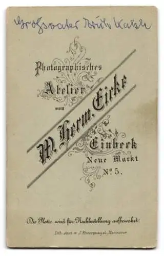 Fotografie W. Herm. Eicke, Einbeck, Neue Markt 5, Portrait Grossvater in jungen Jahren im Anzug