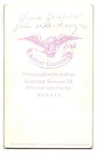 Fotografie Albert Grundner, Berlin, Leipziger Str. 50, Portrait Anna Grunow in elegantem Rüschenkleid