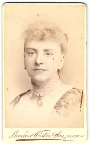 Fotografie Lambert Weston & Son, Folkestone, Portrait Mrs. Moberley mit Halsschmuck