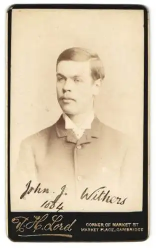 Fotografie R. H. Lord, Cambridge, Market Street, Portrait John. J. Withers in kariertem Anzug