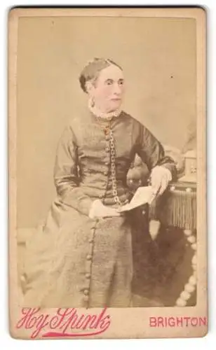 Fotografie H. Spink, Brighton, Portrait Louisa in tailliertem Kleid mit Kette