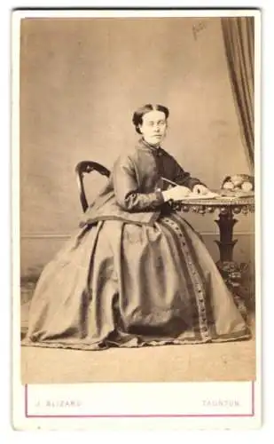Fotografie J. Blizard, Taunton, East Street 52, Portrait Mrs. Augusta in elegantem Kleid