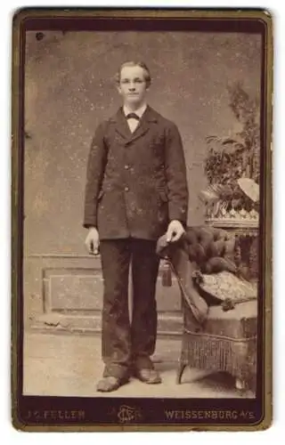 Fotografie J. G. Feller, Weissenburg a. S., Portrait Karl Rieger in schlichtem Anzug