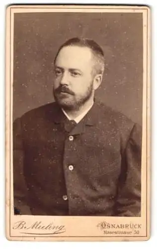 Fotografie R. Mieling, Osnabrück, Hasestr. 59, Portrait J. B. Bauer in schlichtem Anzug
