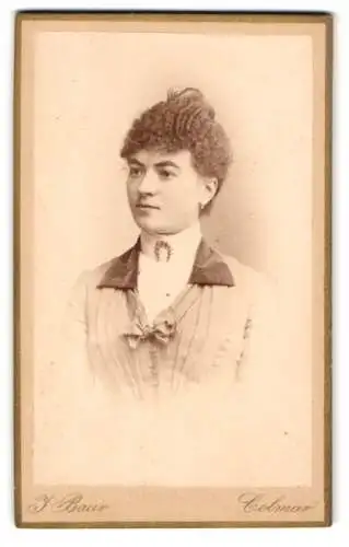 Fotografie J. Baur, Colmar, Schulplatz 3, Portrait Mademoiselle Rosa Witz mit Lockenfrisur