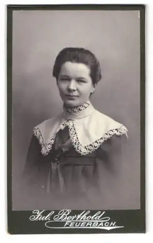 Fotografie Julius Berthold, Feuerbach, Karlstrasse, Portrait Gertrud im Kleid mit Spitzenkragen