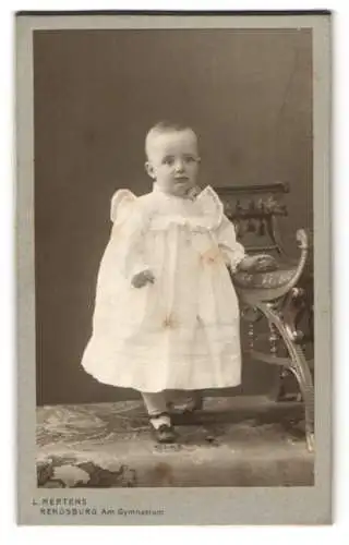 Fotografie L. Mertens, Rendsburg, Am Gymnasium, Portrait Karl-Edmund in weissem Rüschenkleid