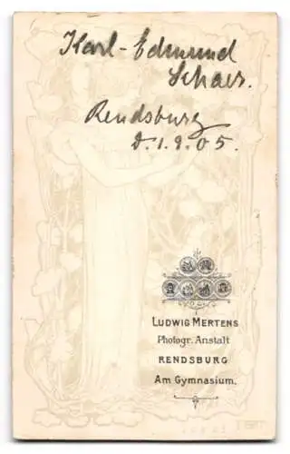 Fotografie L. Mertens, Rendsburg, Am Gymnasium, Portrait Karl-Edmund in weissem Rüschenkleid