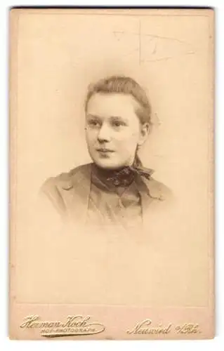 Fotografie Herman Koch, Neuwied a. Rh., Portrait Anna Forster mit Halsschleife