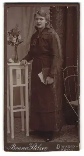 Fotografie Bruno Stelzer, Dresden, Portrait Dora Nitsche mit langem Haar im Kleid