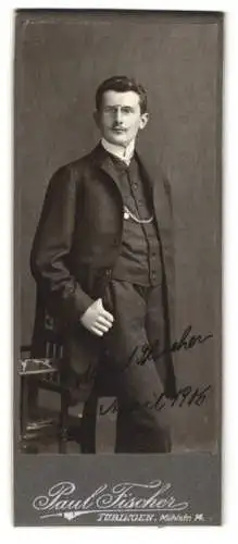 Fotografie Paul Fischer, Tübingen, Mühlstr. 14, Portrait Alfred Bleicher im Anzug mit Kneifer