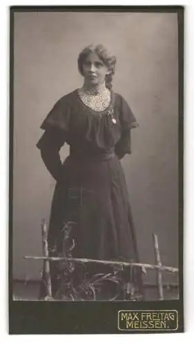 Fotografie Max Freitag, Meissen, Rothe Stufen 3, Portrait Charlotte Pörschel in tailliertem Kleid