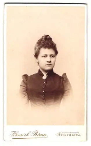 Fotografie Heinrich Börner, Freiberg i. S., Poststr., Portrait Martha mit Hochsteckfrisur
