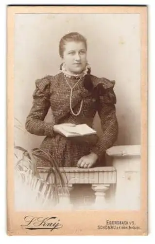 Fotografie L. Kny, Ebersbach, Portrait Anna Vogel in tailliertem Kleid
