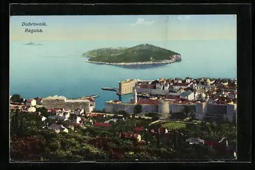 AK Dubrovnik, Teilansicht mit Stadtmauer und vorgelagerter Insel